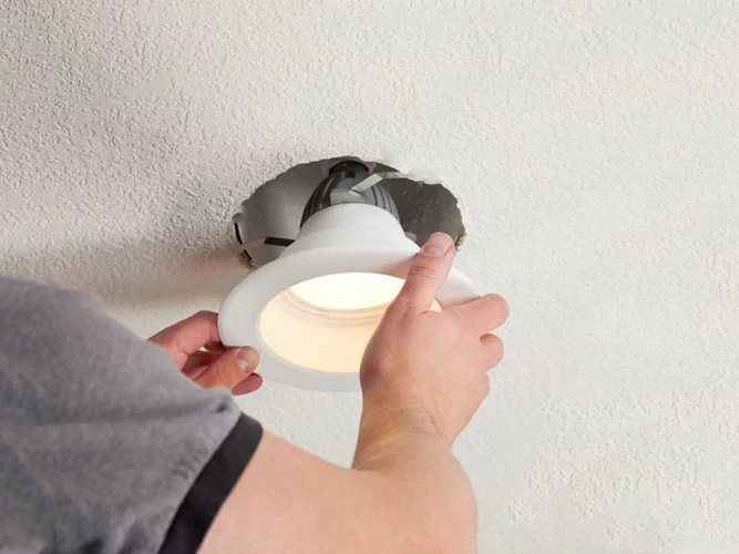 Как снять светильник с подвесного потолка